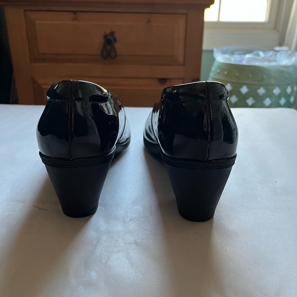 Clark’s Artisan Black Patent Leather Comfort Pump/Heels women’s size 9.5 M. GUC - Picture 2 of 9